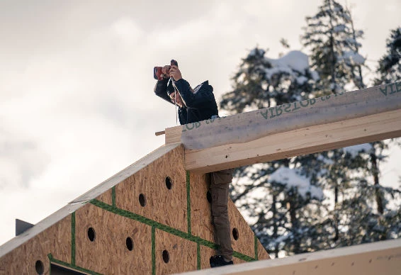 Arbeiter bei der Arbeit am Holzgiebel